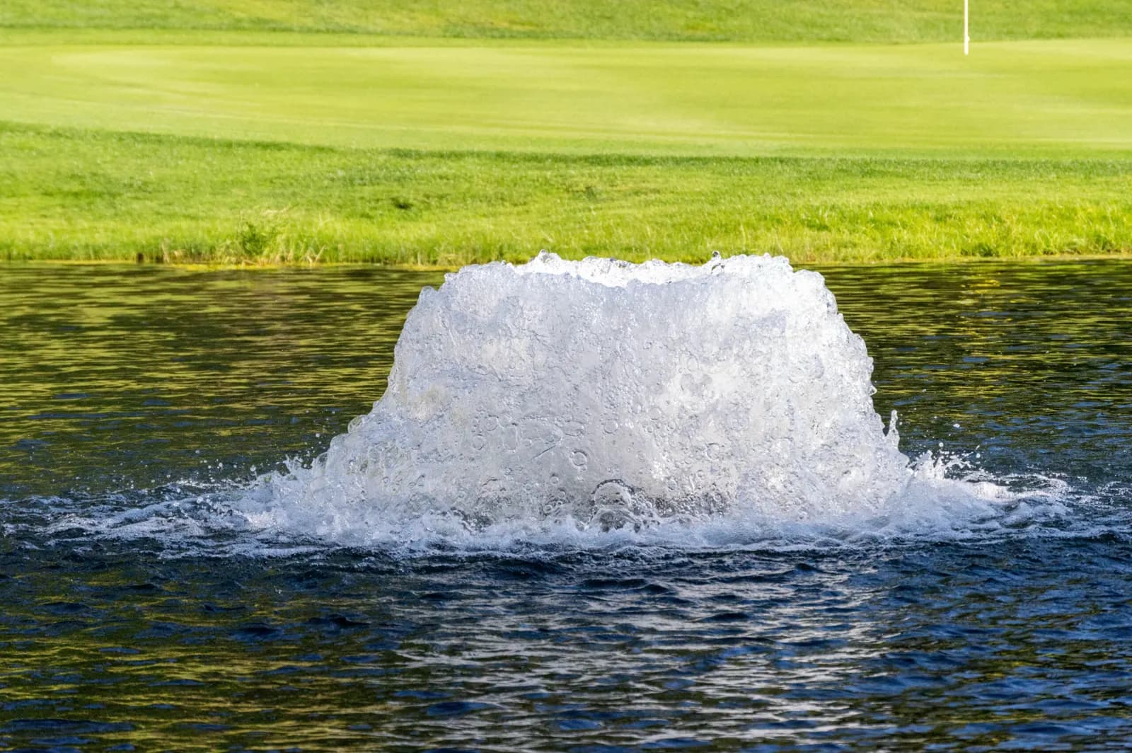 Kasco surface aerator boil on a pond